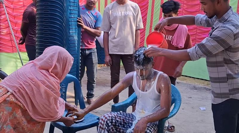 দুধ দিয়ে গোসল করে আজীবন বিয়ে না করার শপথ যুবকের