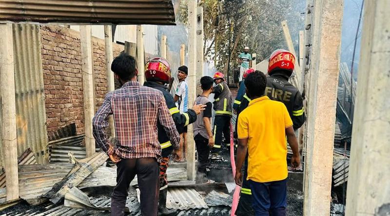 সোনারগাঁয়ে অগ্নি দুর্ঘটনায় আগুনে পুড়ল ১৮ পরিবারের বসতঘর