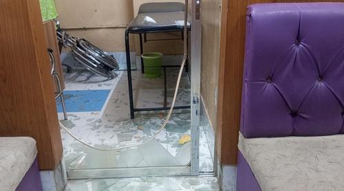 বগুড়ায় ভুল চিকিৎসায় গর্ভবতী নারীর মৃত্যুর অভিযোগে হাসপাতাল ভাঙ্গচুর