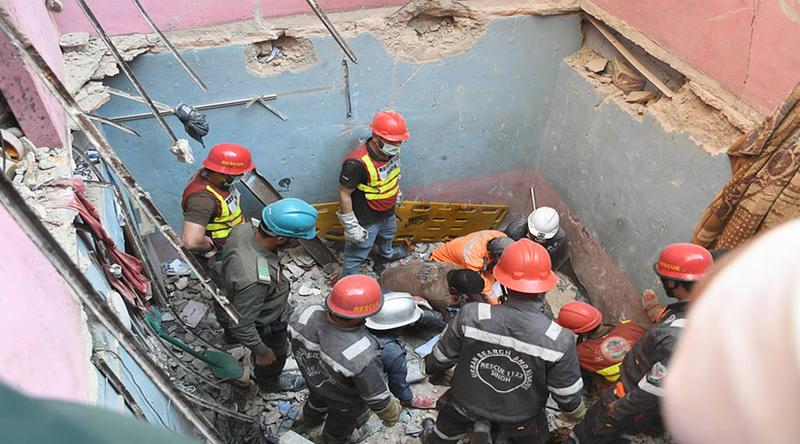 করাচিতে গ্যাস বিস্ফোরণে ভবন ধসে নিহত ১৫