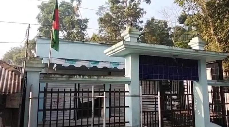 উজিরপুরে নিষিদ্ধ আওয়ামী লীগ কার্যালয়ে জাতীয় পতাকা উত্তোলন