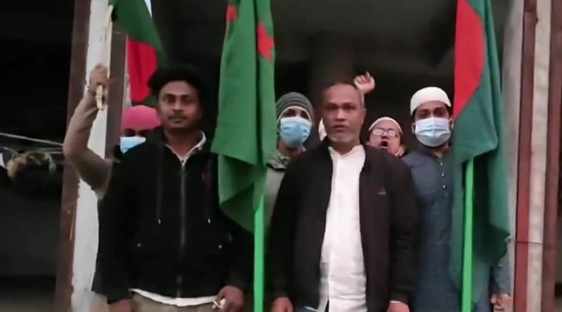 নওগাঁ জেলা আ.লীগ কার্যালয়ের সামনে পতাকা উত্তোলন ও স্লোগান