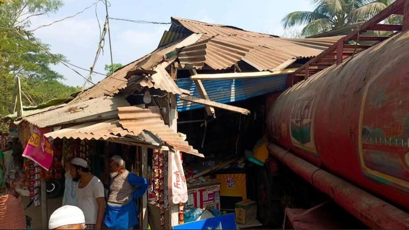 নোয়াখালীতে তেলবাহী ট্রাক দোকানে ঢুকে নিহত ২