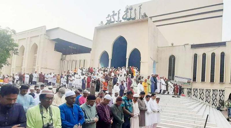 রমজানের প্রথম জুমায় বায়তুল মোকাররমে মুসল্লিদের ঢল