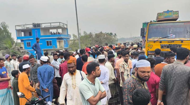 জামালপুরে ট্রাকচাপায় মোটরসাইকেল আরোহী বাবা ও ছেলে নিহত