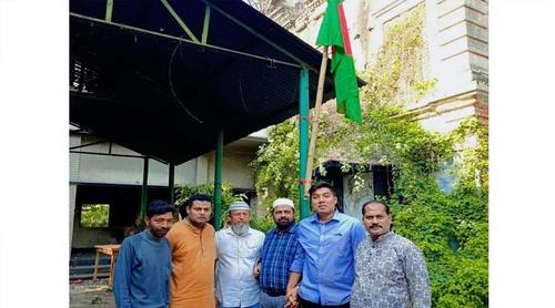 পাবনায় ‘জয় বাংলা’ স্লোগান দিয়ে আ. লীগ কার্যালয়ে জাতীয় পতাকা উত্তোলন