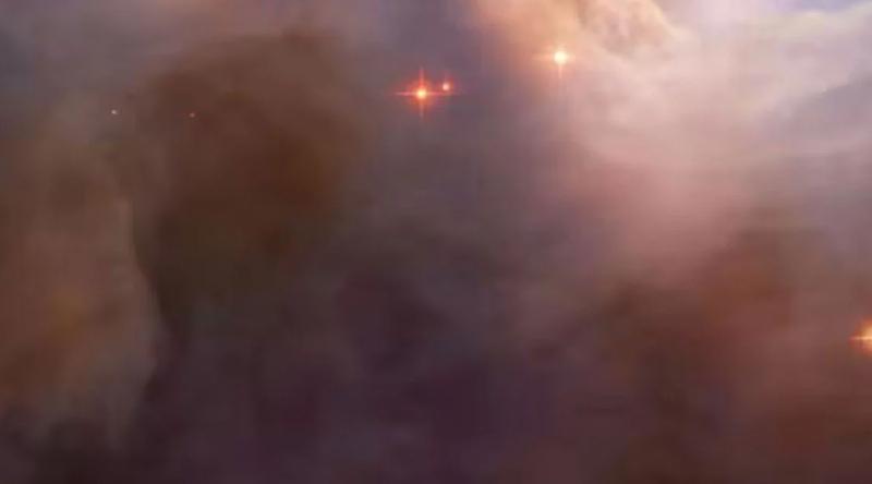 মহাকাশে ভাসছে নীল ও গোলাপি রঙের আলোকমেঘ