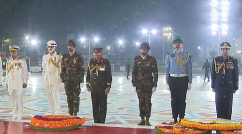 কেন্দ্রীয় শহিদ মিনারে তিন বাহিনীর প্রধানদের শ্রদ্ধা নিবেদন