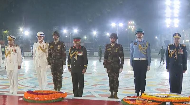 কেন্দ্রীয় শহিদ মিনারে তিন বাহিনীর প্রধানদের শ্রদ্ধা নিবেদন
