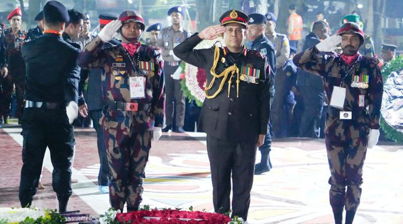 শহীদ মিনারে বিজিবি ডিজির শ্রদ্ধা নিবেদন