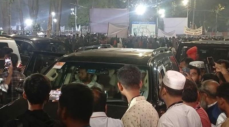 শহিদ মিনারে জামায়াত আমিরকে দেখে ‘রাজাকার’ ও ‘একাত্তরের দালাল’ স্লোগান