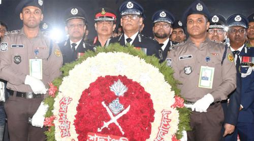 কেন্দ্রীয় শহীদ মিনারে ভাষা শহীদদের প্রতি আইজিপির শ্রদ্ধা