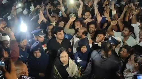 শ্রদ্ধা জানাতে গিয়ে রুমিন ফারহানাকে বিএনপি নেতাকর্মীদের বাধা, মহাসড়ক অবরোধ করে বিক্ষোভ