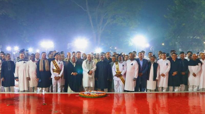 শহীদ মিনারে প্রধান বিচারপতির শ্রদ্ধা নিবেদন