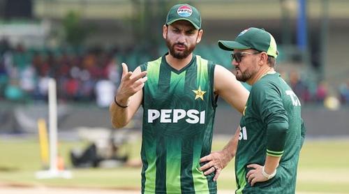 সালমান আগার সঙ্গে উত্তপ্ত পরিস্থিতির গুঞ্জনে মুখ খুললেন পাকিস্তানের কোচ!