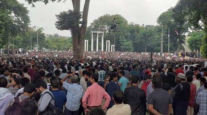 কেন্দ্রীয় শহীদ মিনার জনসমুদ্রে পরিণত, বিনম্র শ্রদ্ধায় অমর একুশে পালন