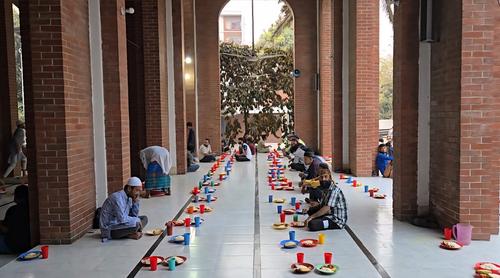 ৩৫ বছর ধরে মহাখালীর গাউসুল আজম মসজিদে চলছে বিনামূল্যে ইফতার আয়োজন