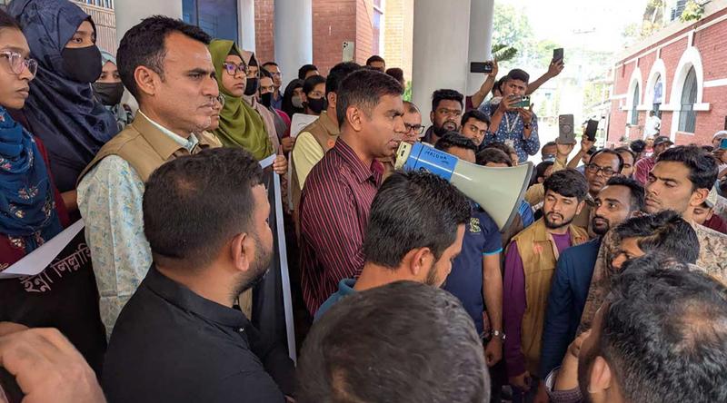 ময়মনসিংহে কলেজছাত্র নিহতের ঘটনায় এসপি কার্যালয়ে বিক্ষোভ