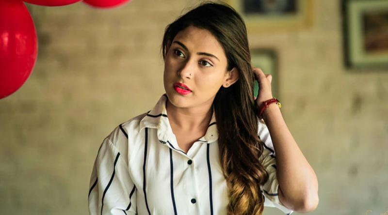 বিমানবন্দরে মদসহ আটক মেহজাবীন, রহস্যজনক অব্যাহতির অভিযোগ