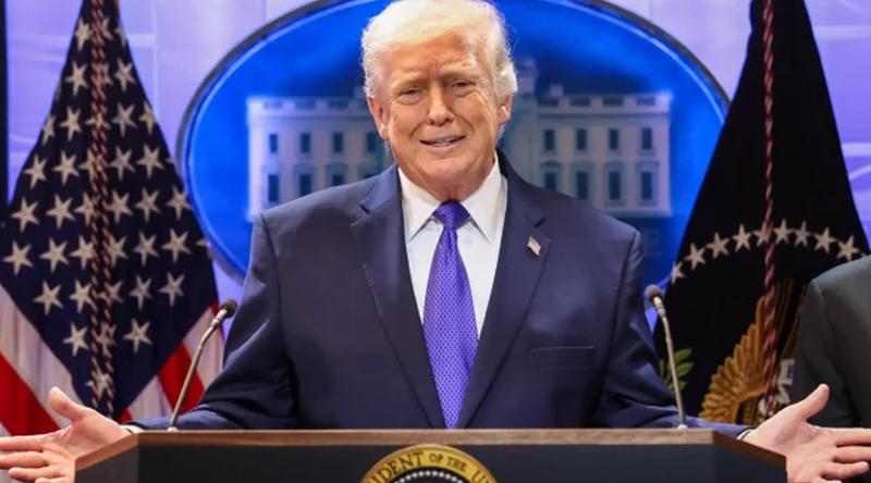 অর্থনীতিতে মনোযোগ না দিয়ে ট্রাম্প যুক্তরাষ্ট্রকে ইরানের সাথে যুদ্ধে ঠেলে দিচ্ছেন