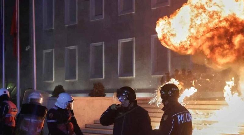 সরকারবিরোধী আন্দোলনে উত্তাল আলবেনিয়া, প্রধানমন্ত্রীর কার্যালয়ে হামলা