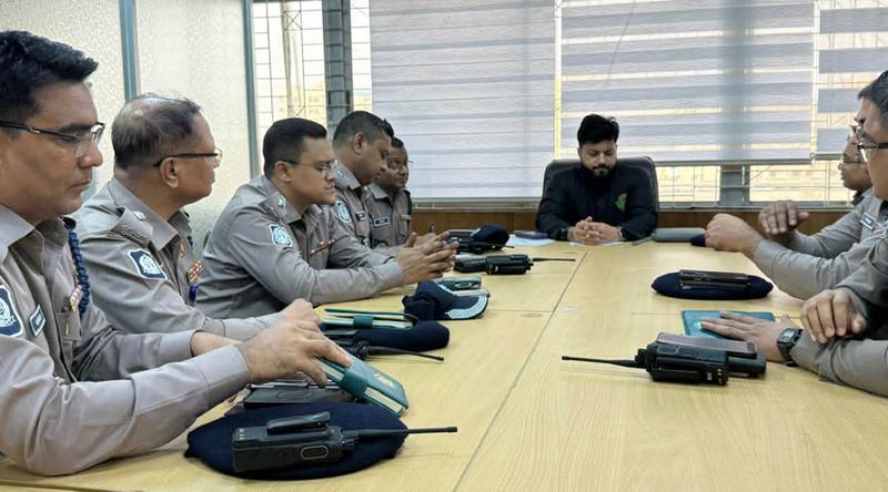 আইনশৃঙ্খলা ও ট্রাফিক নিয়ন্ত্রণে ডিসিদের সঙ্গে প্রতিমন্ত্রী ইশরাকের বৈঠক