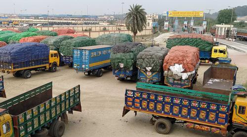 ২ দিন বন্ধের পর বেনাপোল স্থলবন্দরে আমদানি-রপ্তানি শুরু