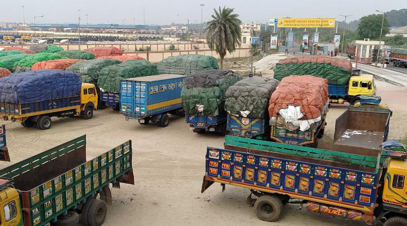 ২ দিন বন্ধের পর বেনাপোল স্থলবন্দরে আমদানি-রপ্তানি শুরু