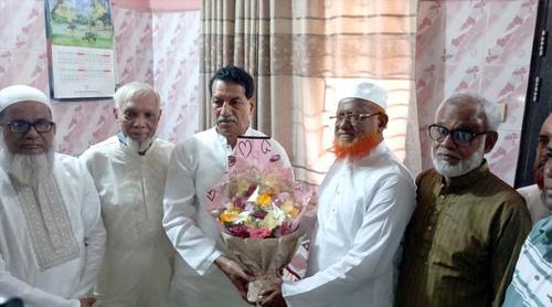 পরাজিত প্রার্থীর বাড়িতে ফুল নিয়ে হাজির খায়রুল কবির