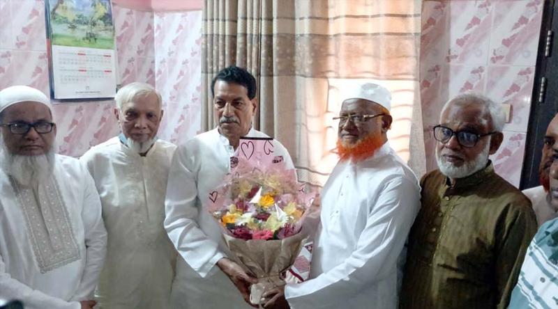 পরাজিত প্রার্থীর বাড়িতে ফুল নিয়ে হাজির খায়রুল কবির