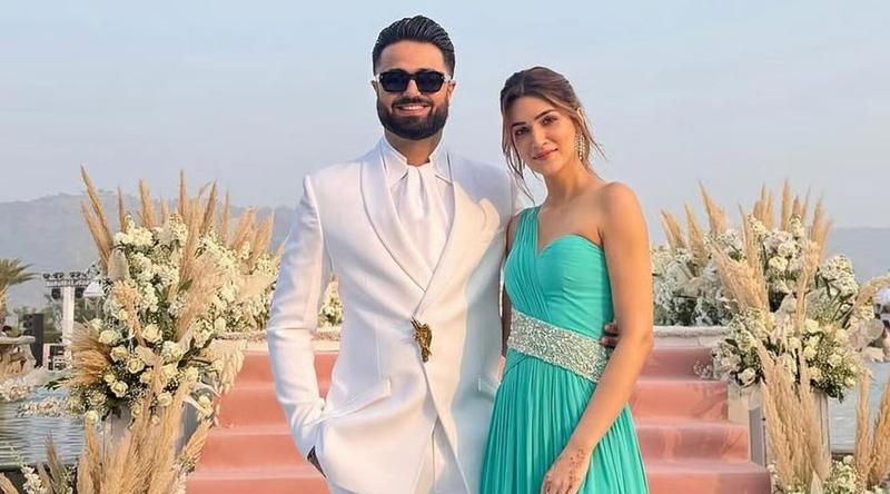 বিয়ের আগেই প্রেমিকের সঙ্গে হানিমুনে কৃতি শ্যানন!