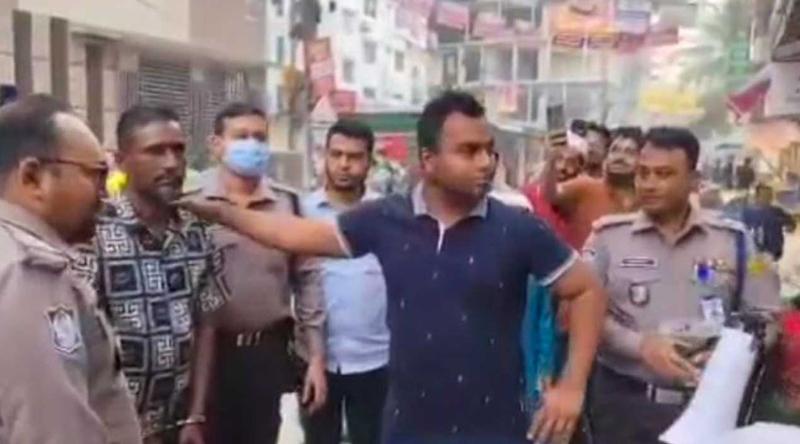 মোহাম্মদপুরে ‘চাঁদাবাজ’ ফারুককে গ্রেপ্তার, চাঁদাবাজির বিরুদ্ধে মাইকিং পুলিশের