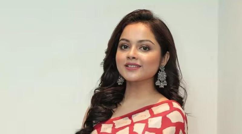 স্বামী ও সন্তানকে নিয়ে কেমন সংসার চান নবনীতা দাস?