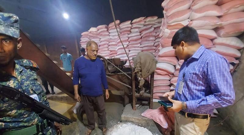 প্রতি বস্তায় ২৫০ গ্রাম মুড়ি কম, কারখানা মালিককে জরিমানা