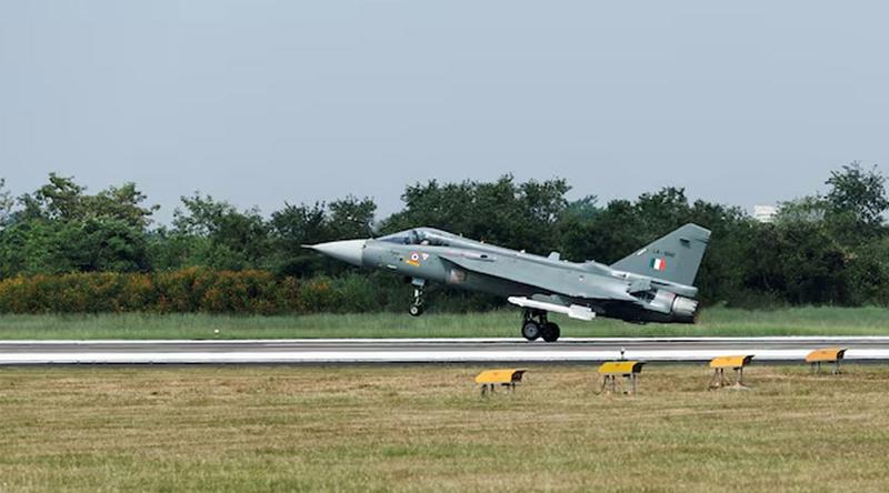 রানওয়ে থেকে ছিটকে পড়ল ভারতের ‘তেজস’ যুদ্ধবিমান