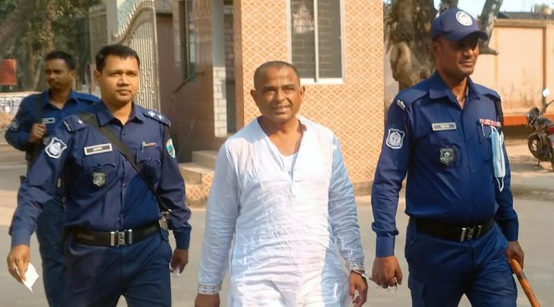 বগুড়ায় আ.লীগ নেতাকে ধরে পুলিশে সোপর্দ