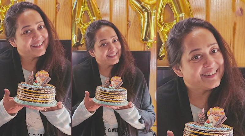 মধ্যরাতে পরিবারকে নিয়ে অপরাজিতার জন্মদিন পালন