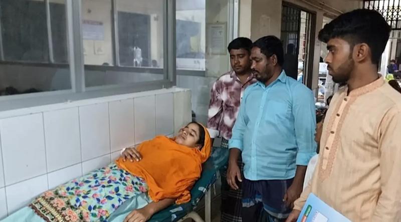 চাঁদপুরে ট্রলারের ধাক্কায় যাত্রীবাহী নৌকাডুবি, আহত ৪