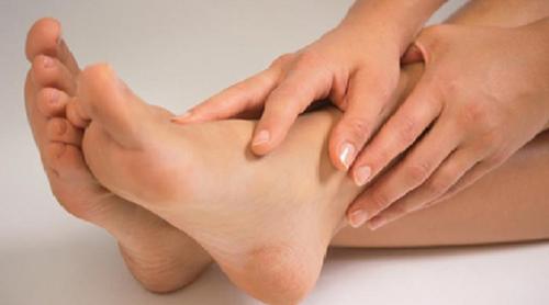 কোন ভিটামিনের অভাবে হাত পা জ্বালা পোড়া করে?