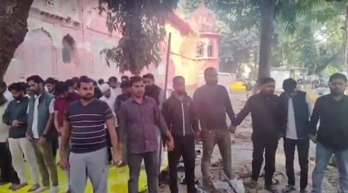 নামাজরত মুসলিম শিক্ষার্থীদের নিরাপত্তা দিতে ঢাল হয়ে দাঁড়াল হিন্দু সহপাঠীরা