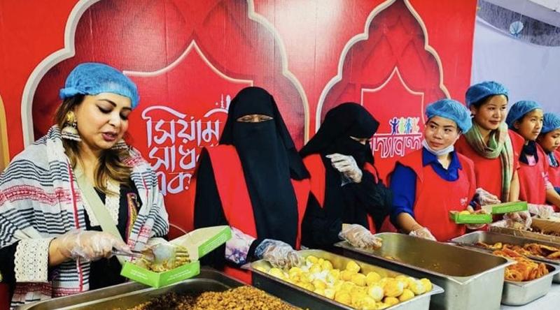 মানুষের পাশে ইফতারে কোনালের অন্যরকম উপস্থিতি