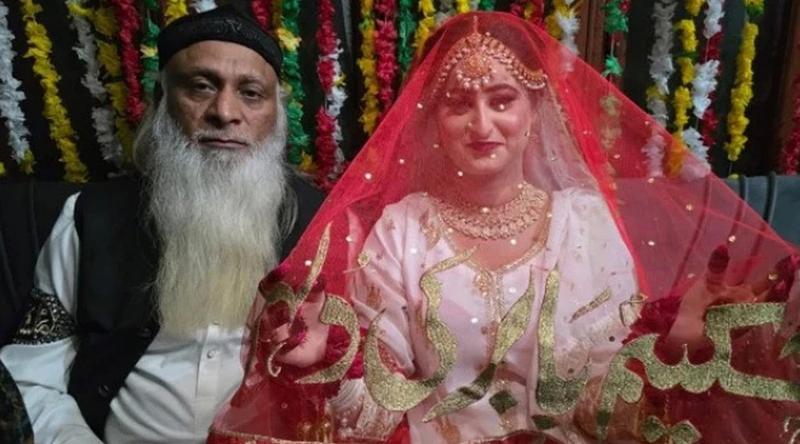 প্রেমের পর ২২ বছরের তরুণীকে ৭০ বছরের বৃদ্ধের বিয়ে!