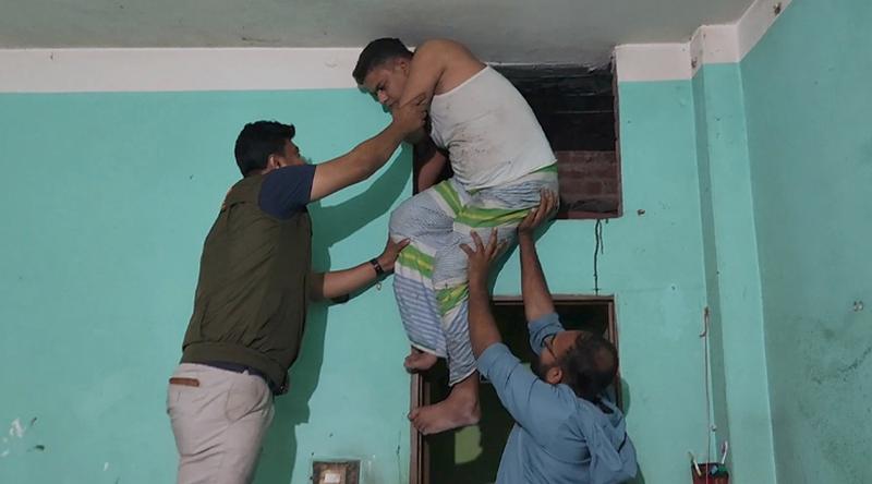 বাথরুমের ফলস ছাদে লুকিয়ে থাকা আসামি গ্রেপ্তার