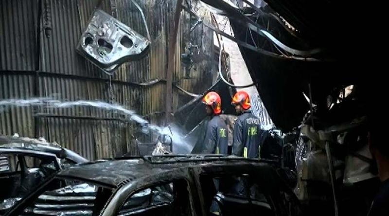 রাজধানীর নর্দায় গ্যারেজ ও বরফের ফ্যাক্টরির আগুন নিয়ন্ত্রণে