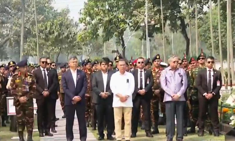 পিলখানা হত্যাকাণ্ডে শহীদদের কবরে রাষ্ট্রপতি ও প্রধানমন্ত্রীর শ্রদ্ধা