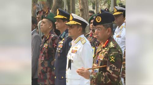 সামরিক কবরস্থানে তিন বাহিনী প্রধানের শ্রদ্ধা