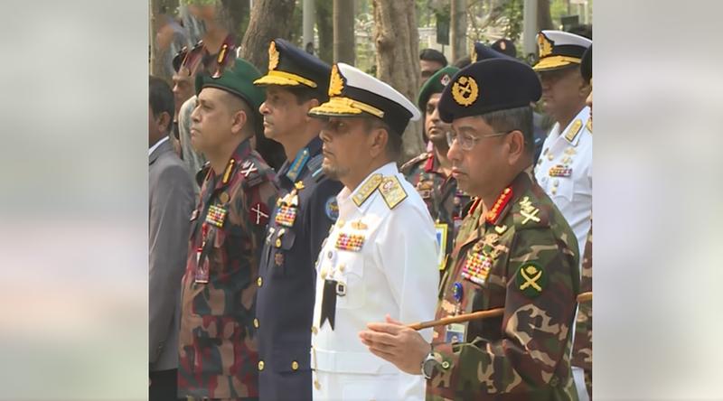 সামরিক কবরস্থানে তিন বাহিনী প্রধানের শ্রদ্ধা