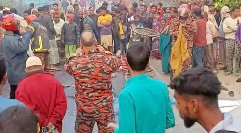 দিনাজপুরে ট্রাক-ভ্যান সংঘর্ষে নিহত ২