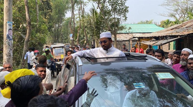 ক্ষতিগ্রস্ত এলাকা পরিদর্শনে গিয়ে হামলার মুখে এমপি হান্নান মাসউদ