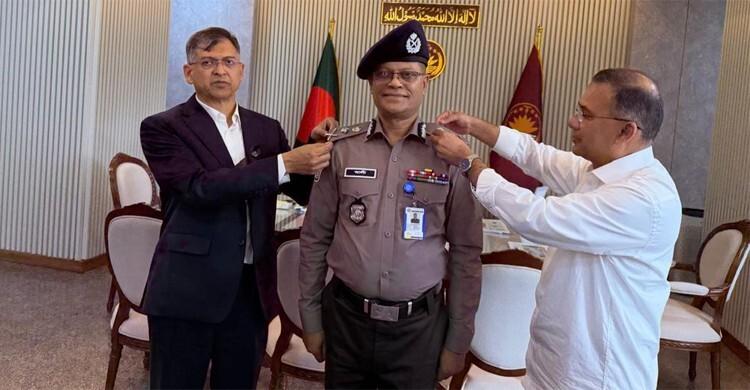 নতুন আইজিপিকে র‍্যাংক ব্যাজ পরিয়ে দিলেন প্রধানমন্ত্রী